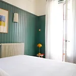 Hotel De La *