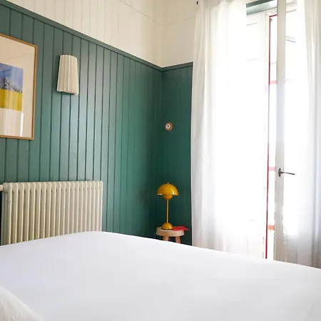 Hotel De La *